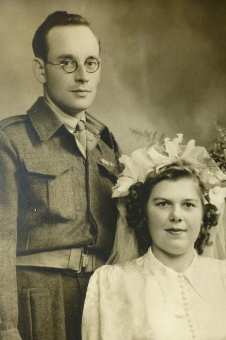 Dennis en Georgette Jones op hun huwelijksdag in 1947.