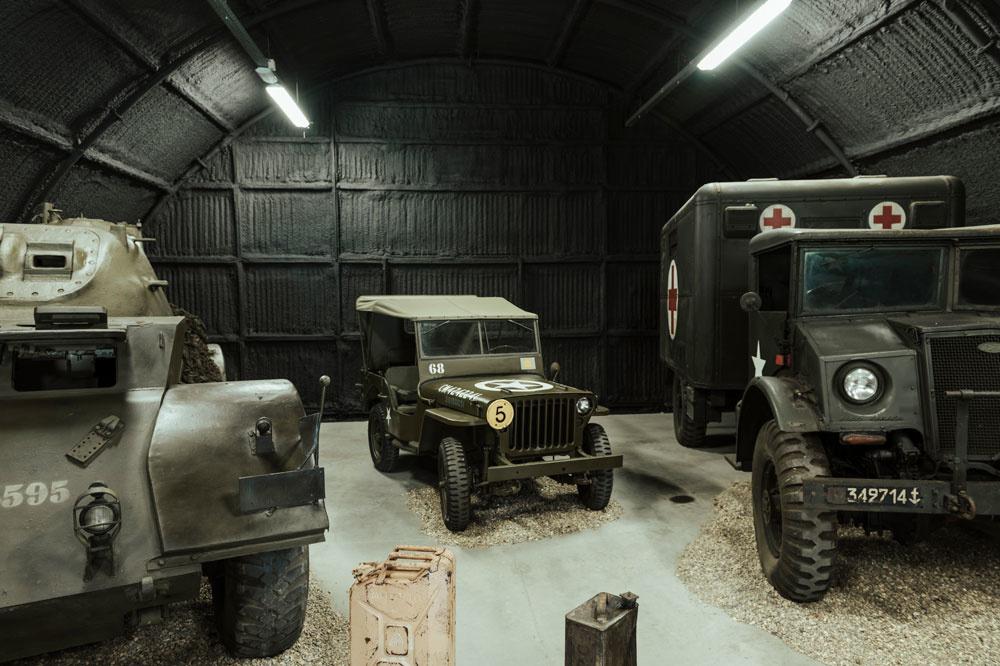 In een van de hangars kreeg de collectie voertuigen van Patrick Tierssoone onderdak.