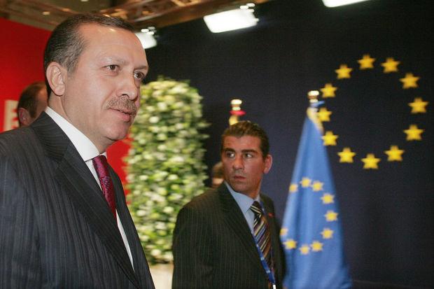 Le Premier ministre turc Erdogan se rend à un sommet avec l'Union européenne à Bruxelles en décembre 2004.