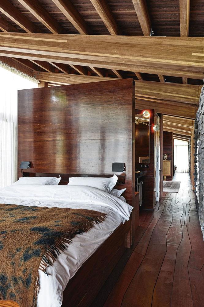 Voor de wand die de badkamer van de slaapkamer scheidt, werd gekozen voor Makassar, een harde, donkere houtsoort uit Zuidoost-Azië.