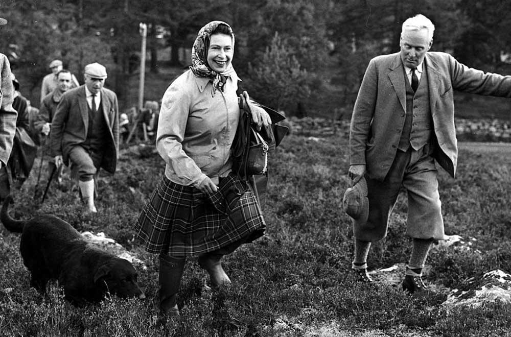 Hijs je in een Schotse kilt, zoals Queen Elizabeth II tijdens een bezoek aan Balmoral