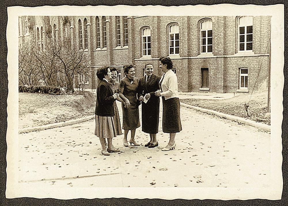 Met haar vier zussen, v.l.n.r.: Agnes, Celine, An, Jeanne en Godelieve.