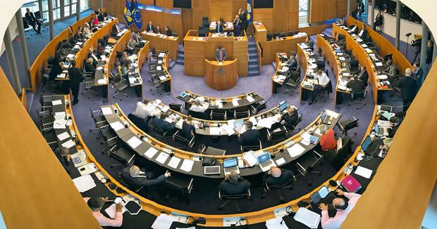 Le parlement régional bruxellois présente un taux d'activité plus faible et un taux de présence moins élevé.