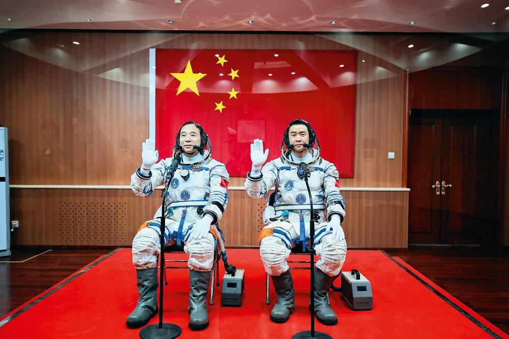 Les taïkonautes (ici, Jing Haipeng et Chen Dong) espèrent se poser sur la Lune dès 2036.