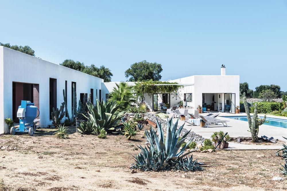 Puglia als pauzeknop: binnenkijken in ingetogen design vakantiewoning van Kico Mion