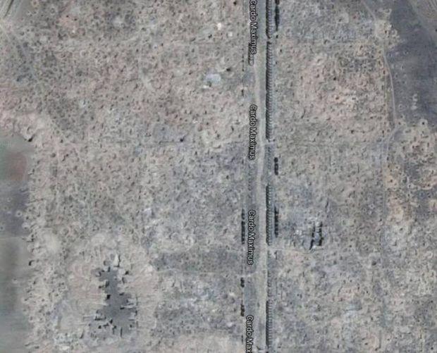 Des photos satellites montrent d'importantes excavations sur le site archéologique d'Apamée en Syrie. 
