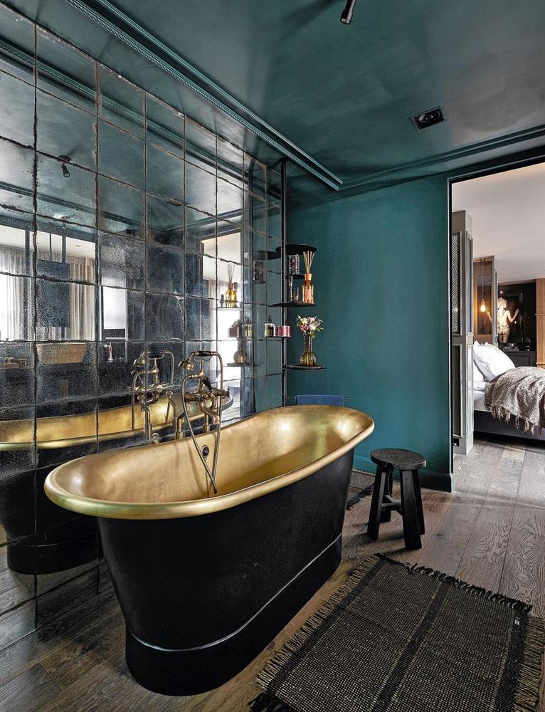 Het pronkstuk van de badkamer, het gouden bad, is een eigen ontwerp en werd volledig met de hand gemaakt. De spiegelwand achter het bad en de grote ramen aan de wastafels ertegenover zorgen voor maximale lichtinval.