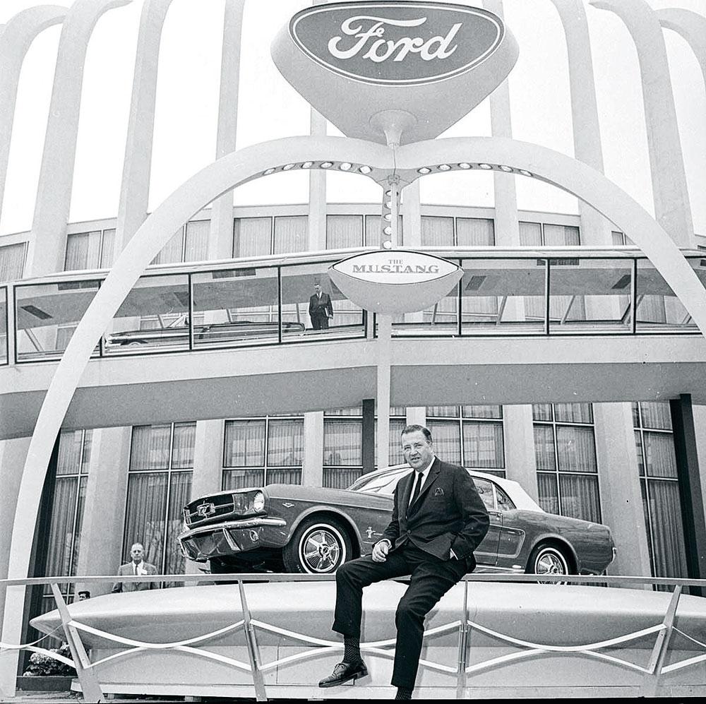 Henry Ford devant sa Mustang, lors du lancement du modèle, en 1964.
