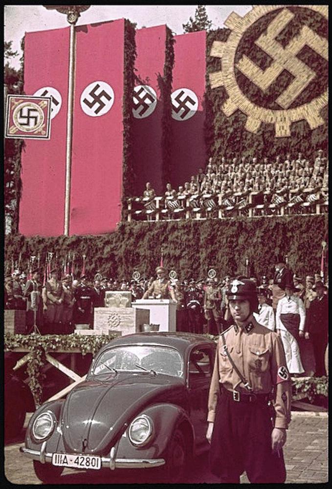 Hitler speecht bij de eerstesteenlegging van de VW-fabriek in Fallersleben.