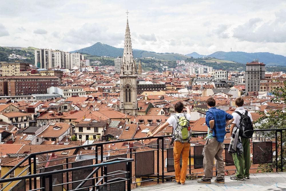 Bilbao ligt in een kuip. Op verschillende plaatsen heb je een ruim zicht over de oude stad.