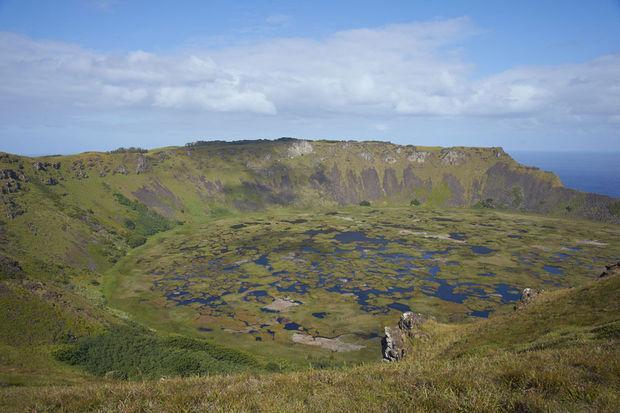 Le Rano Kau, l'un des trois volcans de l'île, dont le cratère abrite un lac d'eau douce.