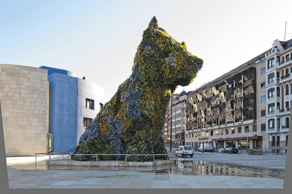 De 12 meter hoge Puppy van Jeff Koons is bedekt met hangende planten.