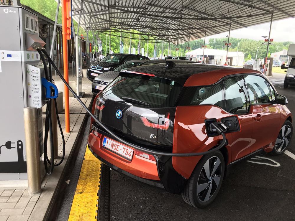 BMW électrifie ses voitures... avec prudence