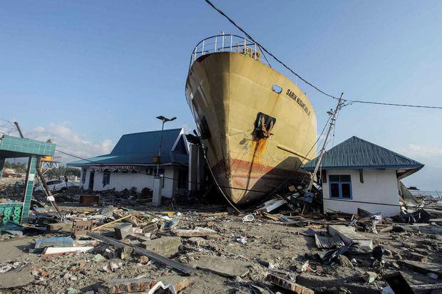 Indonésie: le bilan monte à plus de 1.200 morts, la police tente de mettre fin aux pillages