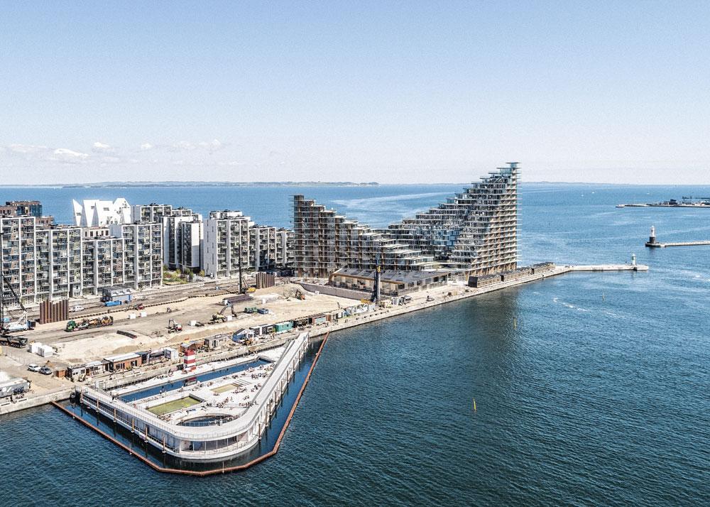 BIG gaf de haven van Aarhus een nieuwe look, met het trapvormige appartementsgebouw en met Harbor Bath (op de voorgrond), het grootste zoutwaterzwembad ter wereld.