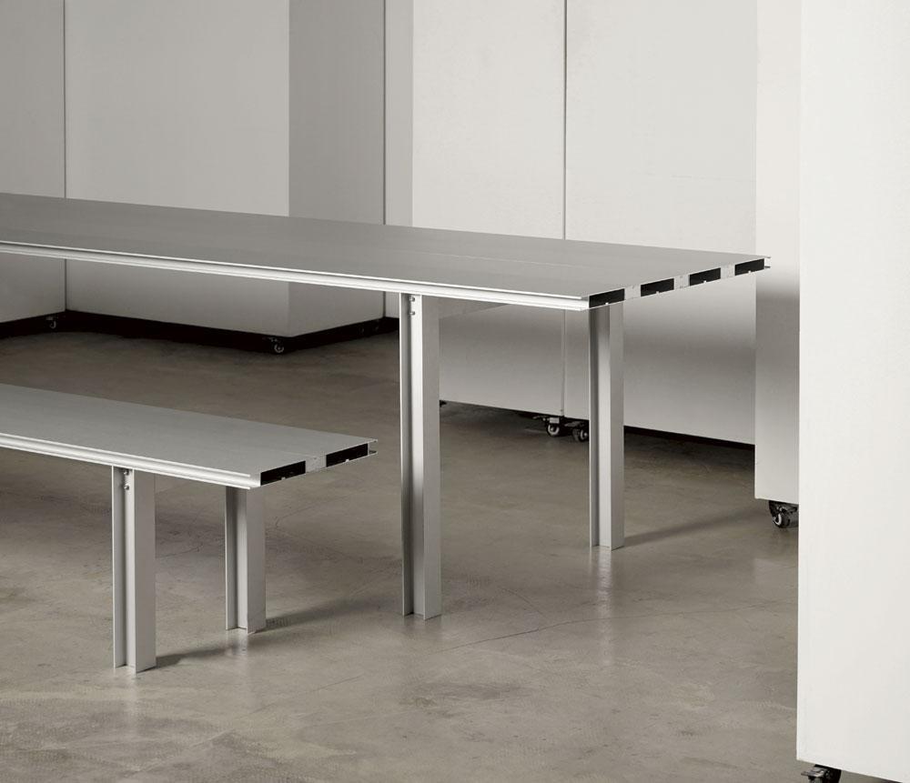 Aluminiumprofielen worden tafel en bijbehorende zitbank of Gongzheng Table System.