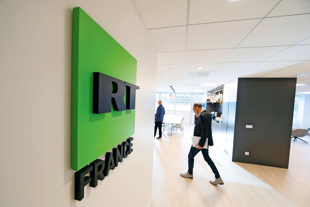 RT a ouvert ses bureaux français à Boulogne-Billancourt, à l'ouest de Paris, le 18 décembre 2017 (à g., un studio à Moscou).