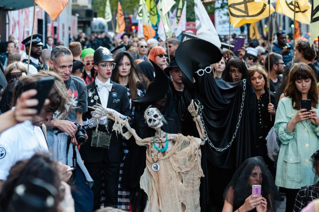 de actiegroep Extinction Rebellion organseerde een begrafenis voor de London Fashion Week. 'Modeweken zijn niet ecologisch verantwoord.'