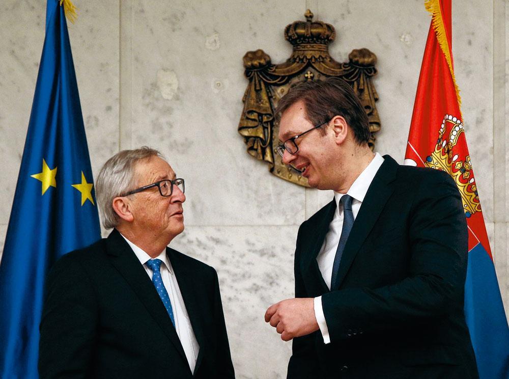 Jean-Claude Junker et le président serbe Aleksandar Vu?i?. La Serbie espère rejoindre l'Union européenne d'ici 2025.
