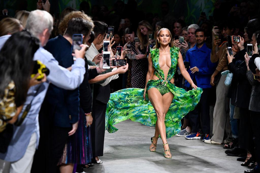 Jennifer Lopez en Versace breken opnieuw het Internet met deze groene, nietsverhullende jurk.