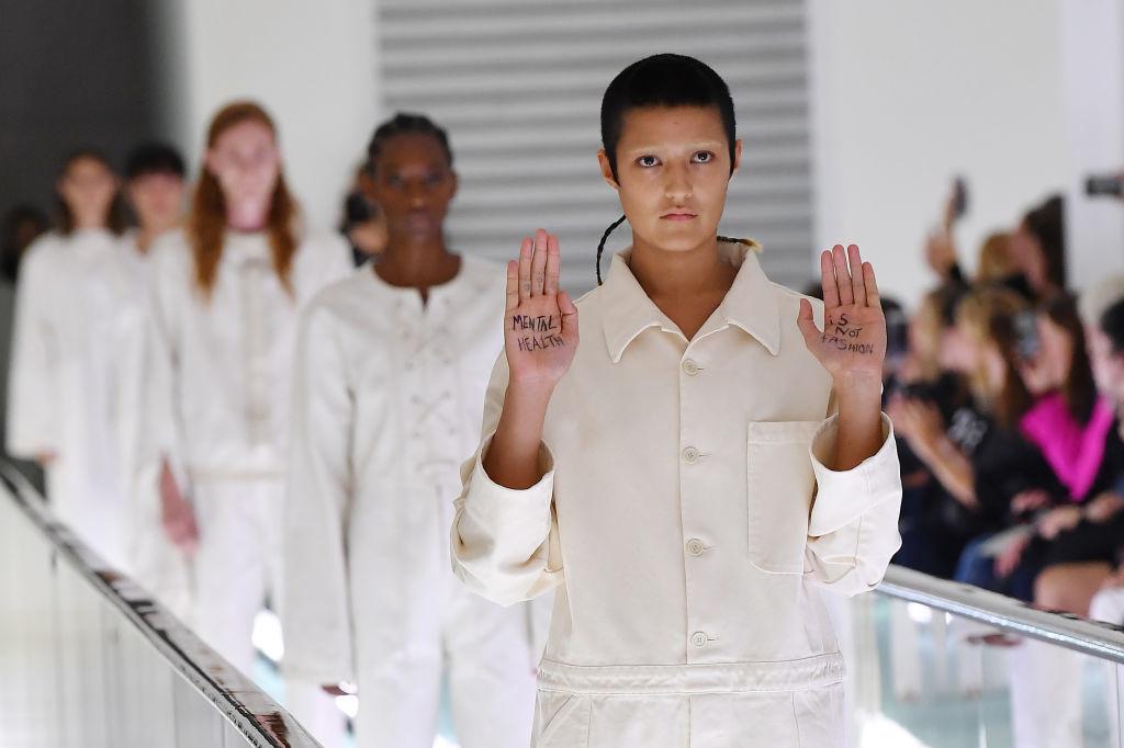 Ayesha Tan Jones liep met de boodschap 'mental health is not fashion' over de catwalk van Gucci