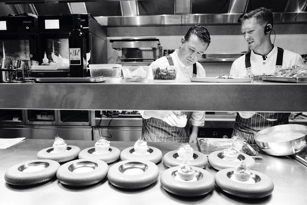 Souschef Sander Van de Walle (rechts) in de keuken met chef Frederik Deceuninck (links) van Sel Gris.