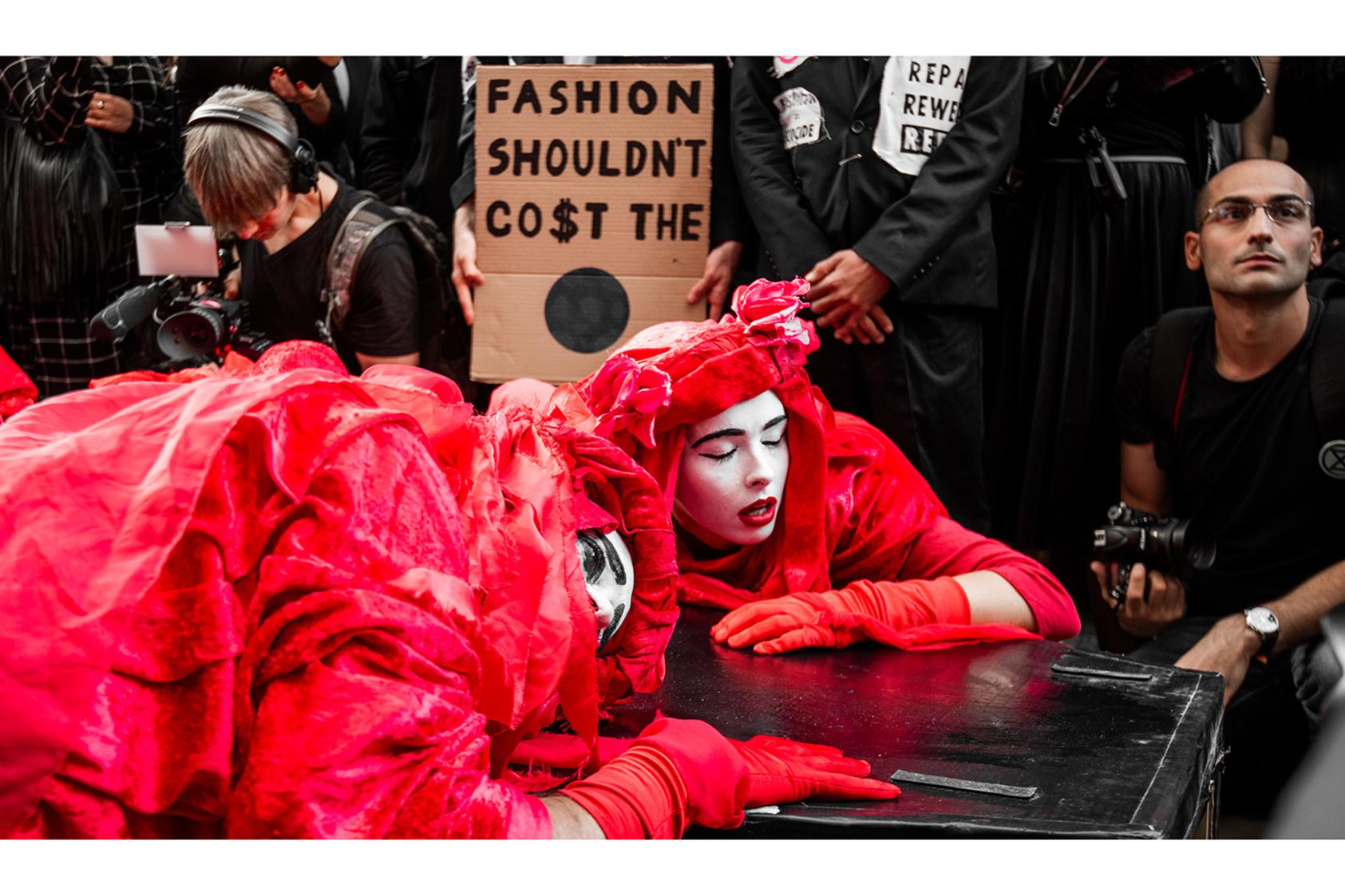 Actie van Extinction Rebellion tijdens London Fashion Week