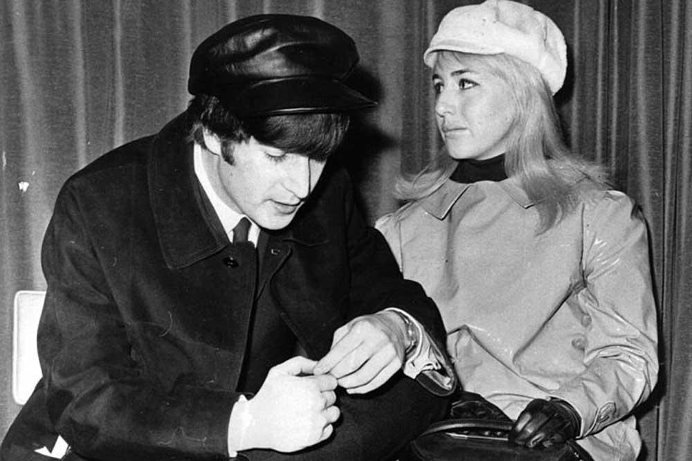 John Lennon (1940 - 1980) en zijn vrouw Cynthia in Mary Quant mode