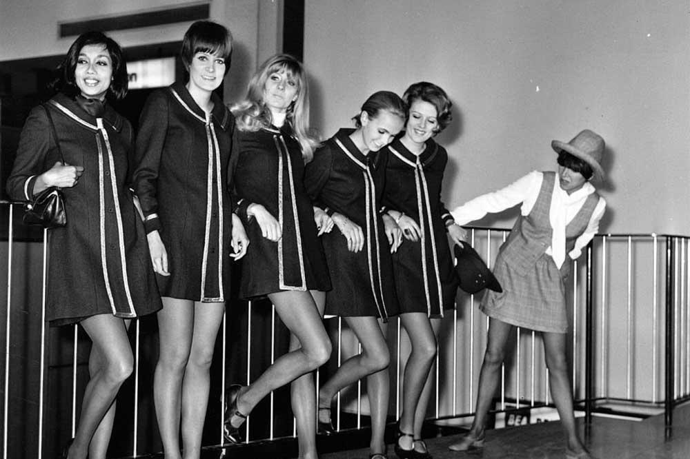 1968: Mary Quant met een groep modellen in de Heathrow Airport