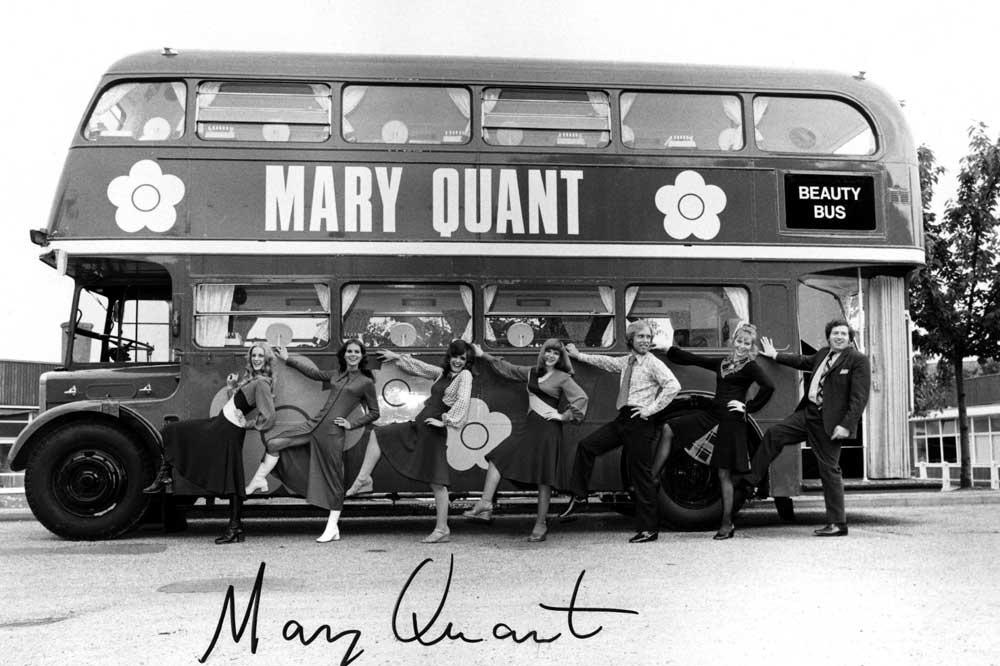 The Mary Quant Beauty bus, 1971: haar mode-imperium werd uitgebreid met cosmetica