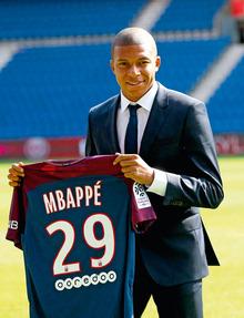 Le prodige Kylian Mbappé, estimé à 180 millions d'euros, évolue aujourd'hui au Paris Saint-Germain en prêt de l'AS Monaco.