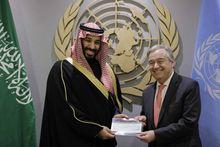 Mars 2018, le prince héritier Mohammed ben Salmane délivre un chèque de 930 million de dollars au Secrétaire général des Nation Unies, Antonio Guterres