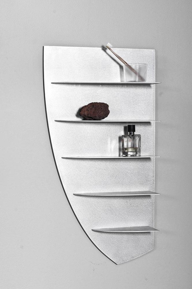 Etage shelves voor valerie_objects, net voorgesteld op Maison&Objet. De wandsculptuur bestaat in twee groottes en drie varianten: aluminium, messing en hout.