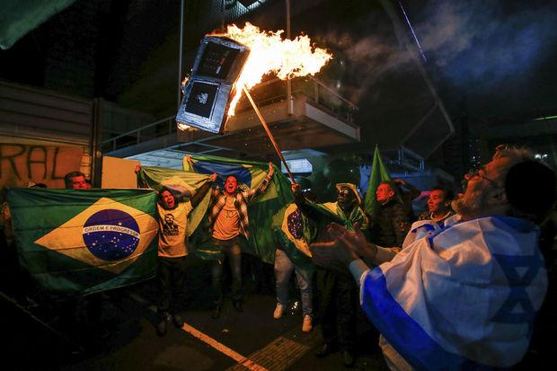 Des partisans du PSL de Jair Bolsonaro brûlent ce qui représente une urne électronique.
