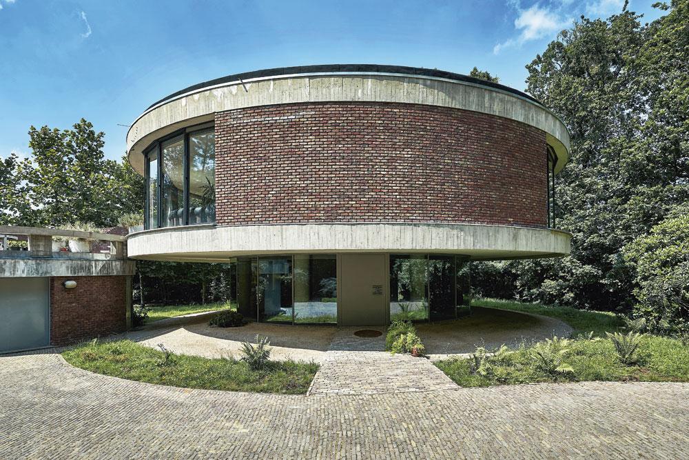 Binnenkijken in de ufo van Herentals: een James Bond-villa op palen