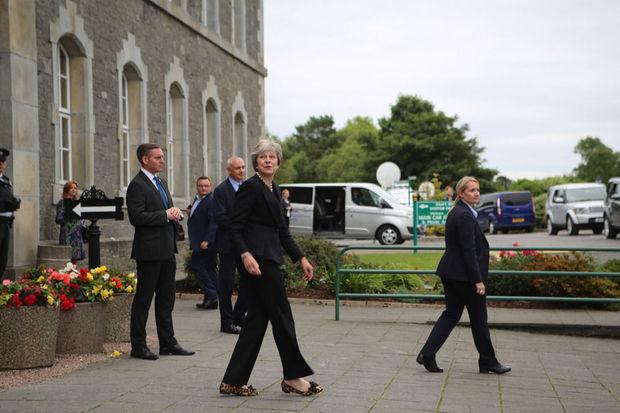 Theresa May, premier ministre britannique, en visite au musée de la poterie de Belleek.