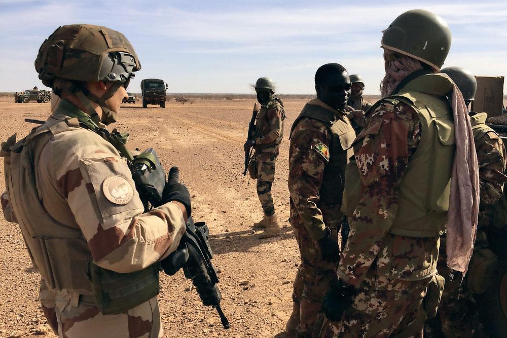 Des militaires de Barkhane et leurs frères d'armes maliens, lors d'un exercice, en novembre 2017.