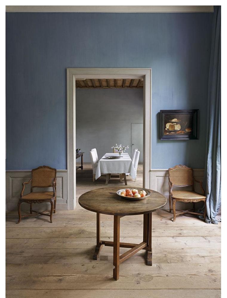 Zicht op de eetkamer met een stilleven van Clara Peeters. De vaalgroene en indigoblauwe tinten werden bekomen met natuurlijke pigmenten.