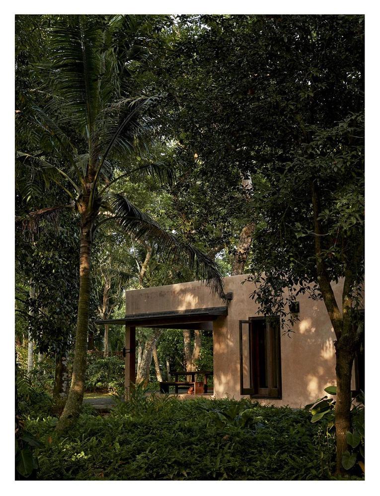 Het houten huis met koperachtige tonen past naadloos tussen de rivieren, kanalen en lagunes van de Backwaters in India.