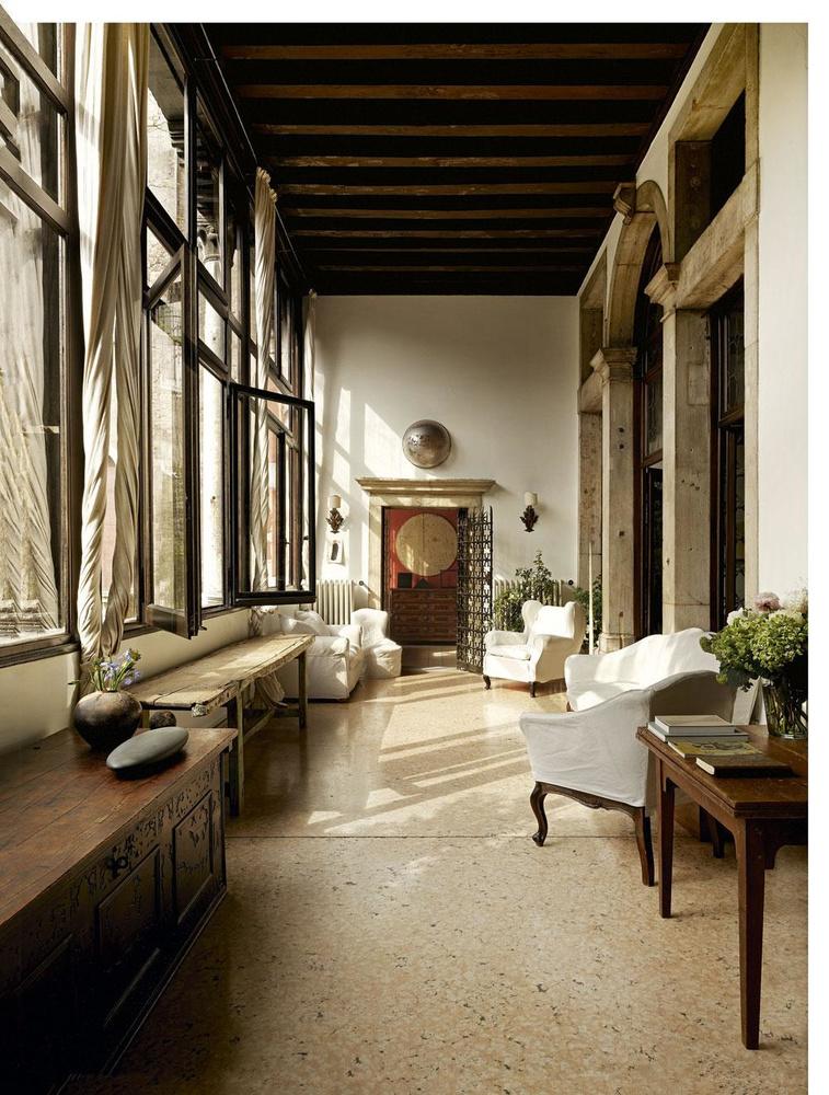 De hal was vroeger een openluchtterras of loggia. De vloer is gemaakt van drie grote blokken Rosso di Verona-marmer.