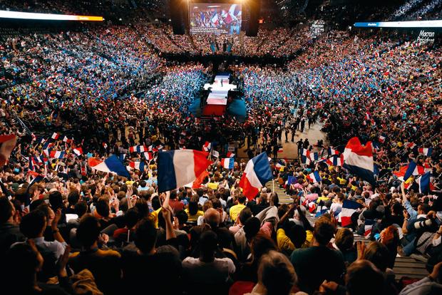 Le 17 avril, le meeting parisien offre au candidat l'occasion de galvaniser une derniere fois ses troupes avant le premier tour.