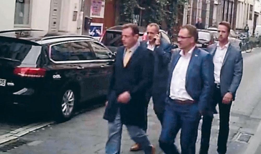 Bart De Wever et une partie du collège communal surpris en train de se rendre à une fête organisée par un promoteur immobilier. Conflit d'intérêts ?