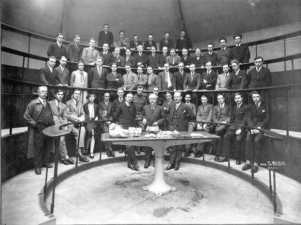 Un cours d'anatomie dans le théâtre dans les années 1920 : de gauche à droite, Pol Gérard, Albert Brachet et Albert Dalcq.