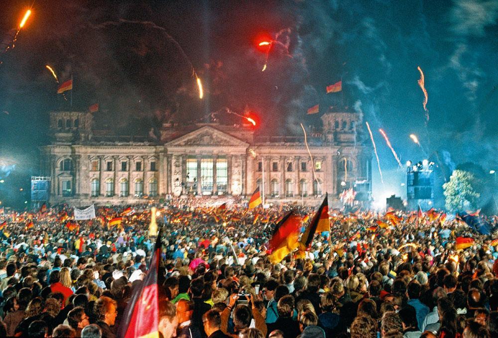 En 1990, la réunification de l'Allemagne suit de près la victoire de la Mannschaft au Mondial. Tout un peuple exulte.