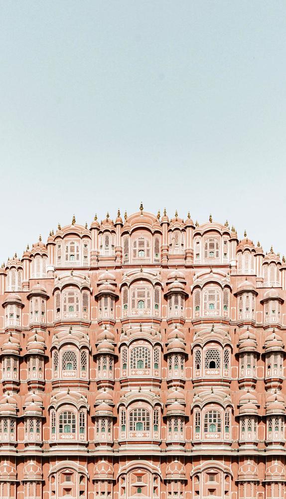 De dames van de koninklijke Jaipuriaanse familie leidden een vrij teruggetrokken leven, maar konden vanuit de schitterende Hawa Mahal, een soort overdadig balkon van vijf verdiepingen, toch de wereld zien passeren.