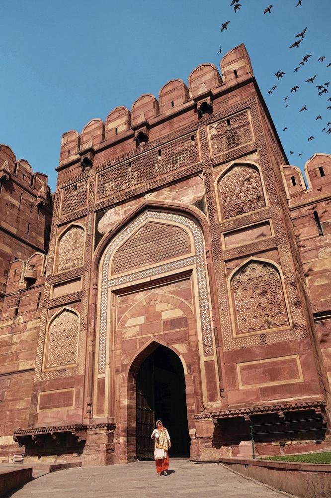 Het Fort van Agra is, wegens gebouwd door dezelfde ambachtslui als de Taj Mahal, een elegant paleis.