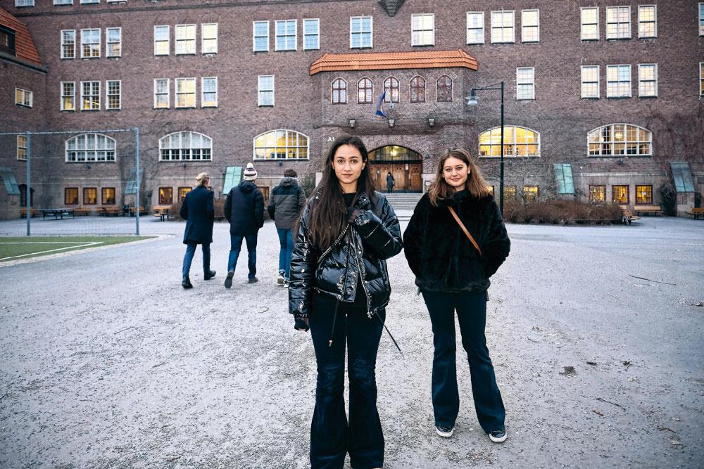 Même des lycéennes (ici, Sara Franson et Emma Lundqvist) ont créé un hashtag : #silencedanslaclasse.