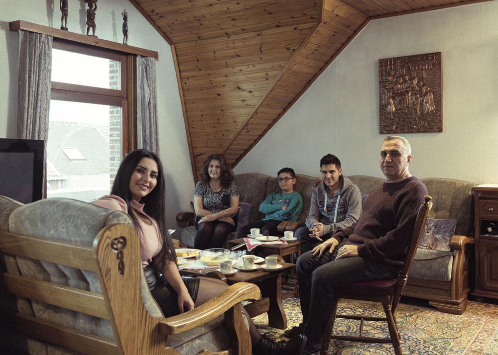 Het gezin Al Hannoun, herenigd in België. Van links naar rechts: Marah, moeder Maiada, de zonen Dany en Antoine, en vader Rateb.