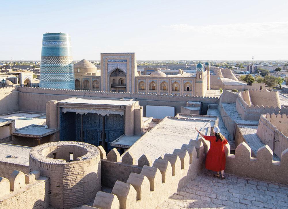 Een toeriste bewondert de pracht van Khiva.