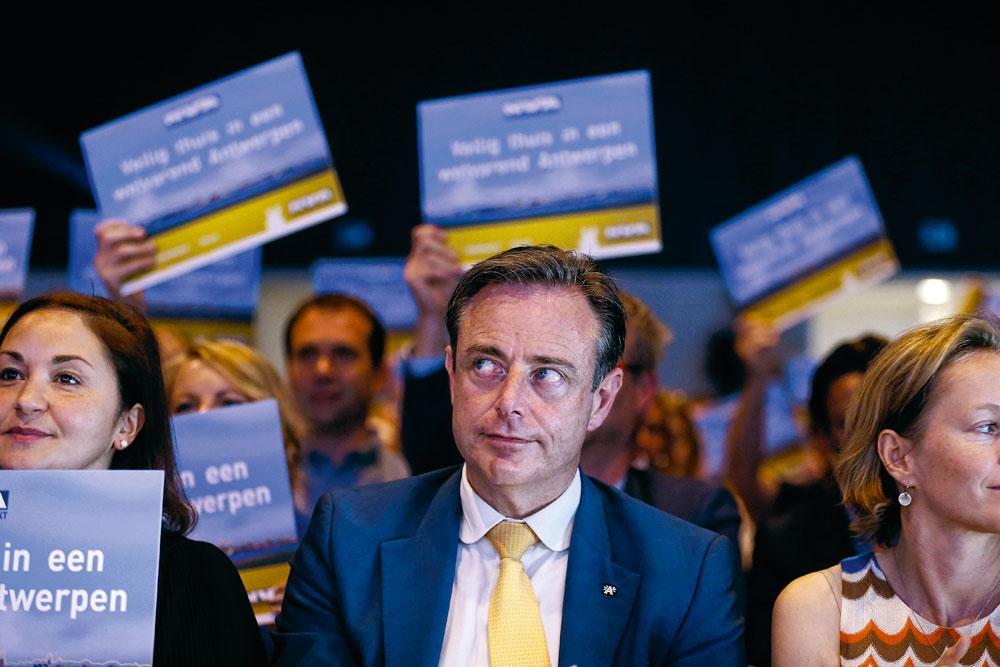 Bart De Wever mensonge par inversion et contamination.